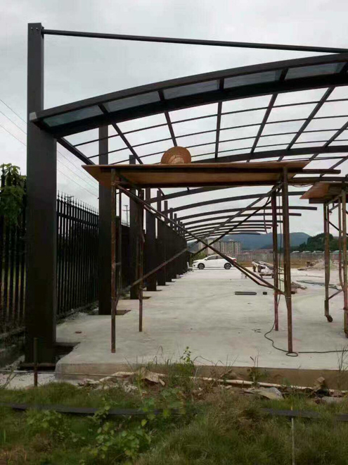 煙臺(tái)吊拉式鋁合金雨棚.jpg